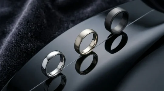 Comparación elegante de alianzas de boda en diferentes metales preciosos