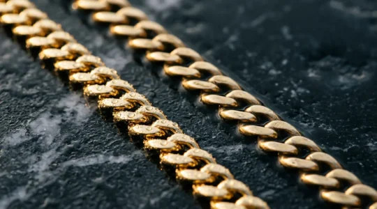 Comparación visual de collar con baño de oro y chapado micrónico resistente al agua