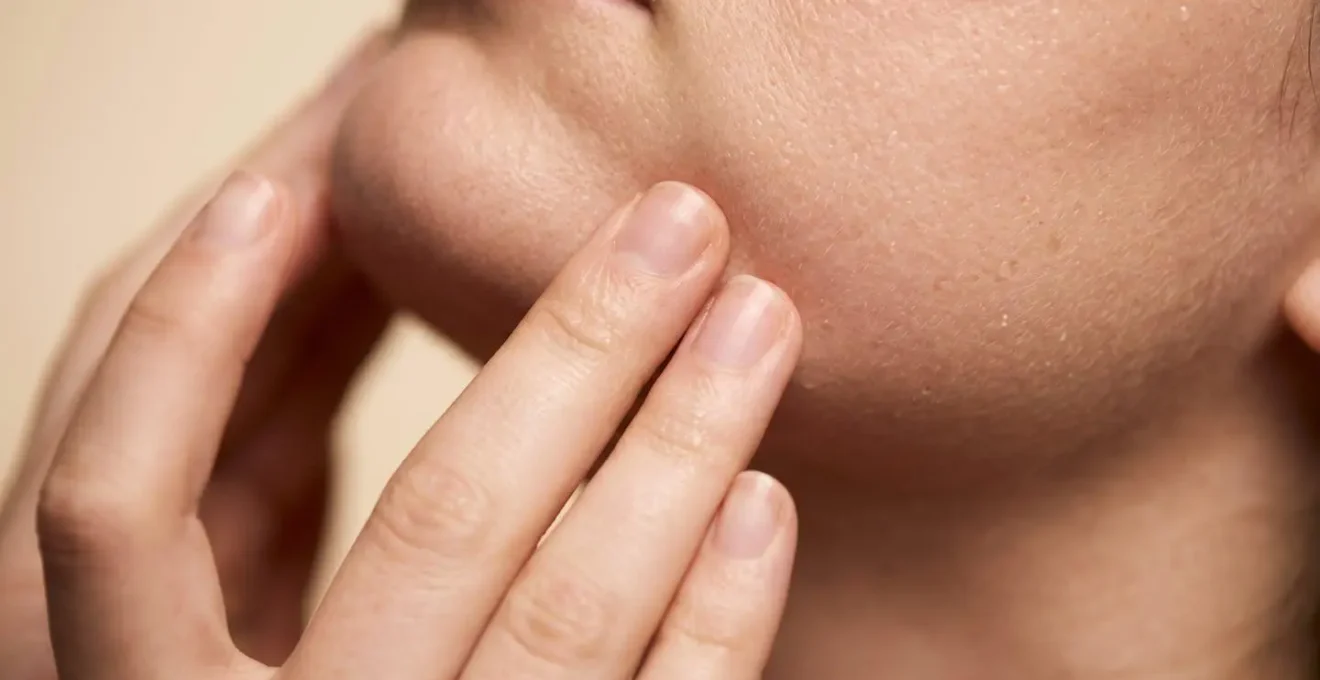 Primeros planos de manos realizando masaje facial con movimientos ascendentes sobre piel luminosa