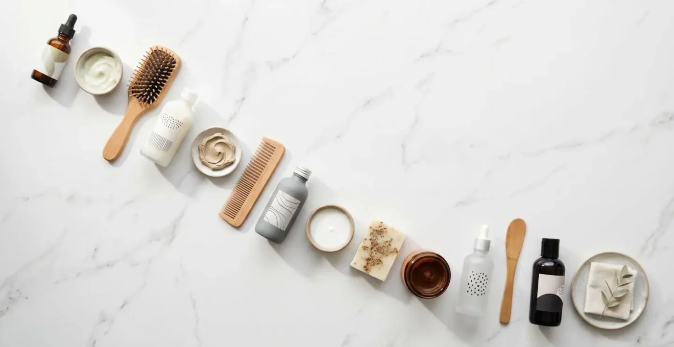 Vista cenital de productos de belleza organizados cronológicamente sobre tocador minimalista