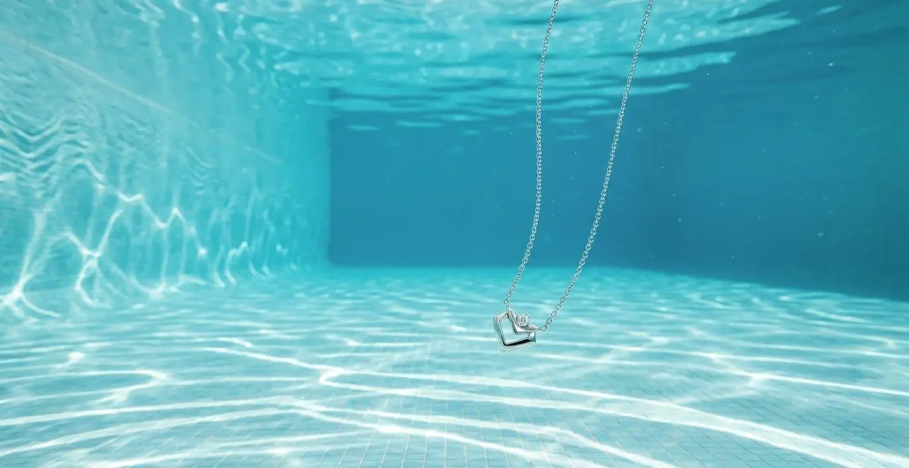 Collar de plata rodiada sumergido en agua cristalina de piscina mostrando su resistencia
